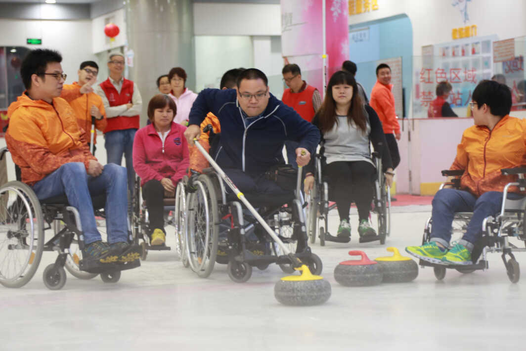 广东省首届残疾人冰壶展示活动在深举行