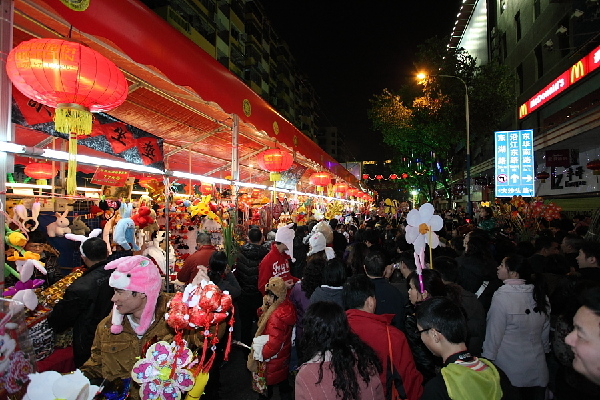 广州 花市,广东话称之为"行花街.