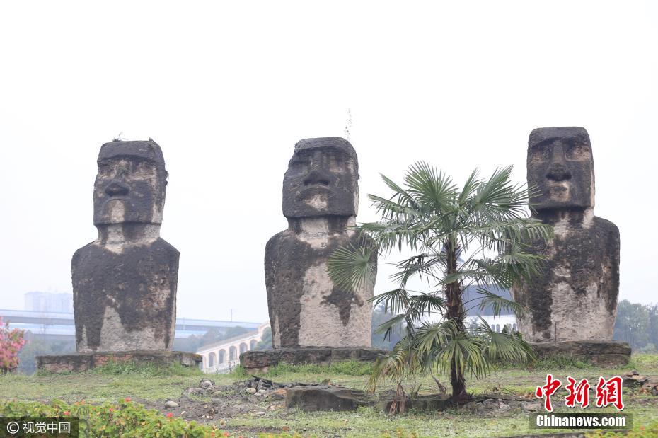 成都一高校现"山寨"复活节岛石像