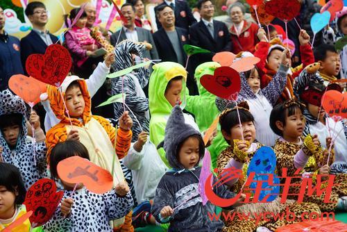60“豆丁”扮动物为广州动物园庆六十大寿