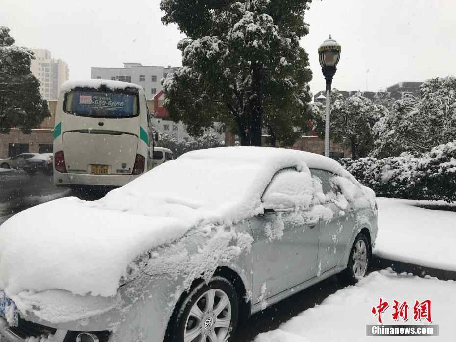 扬州迎来新年首场雪 积雪深度已超10厘米