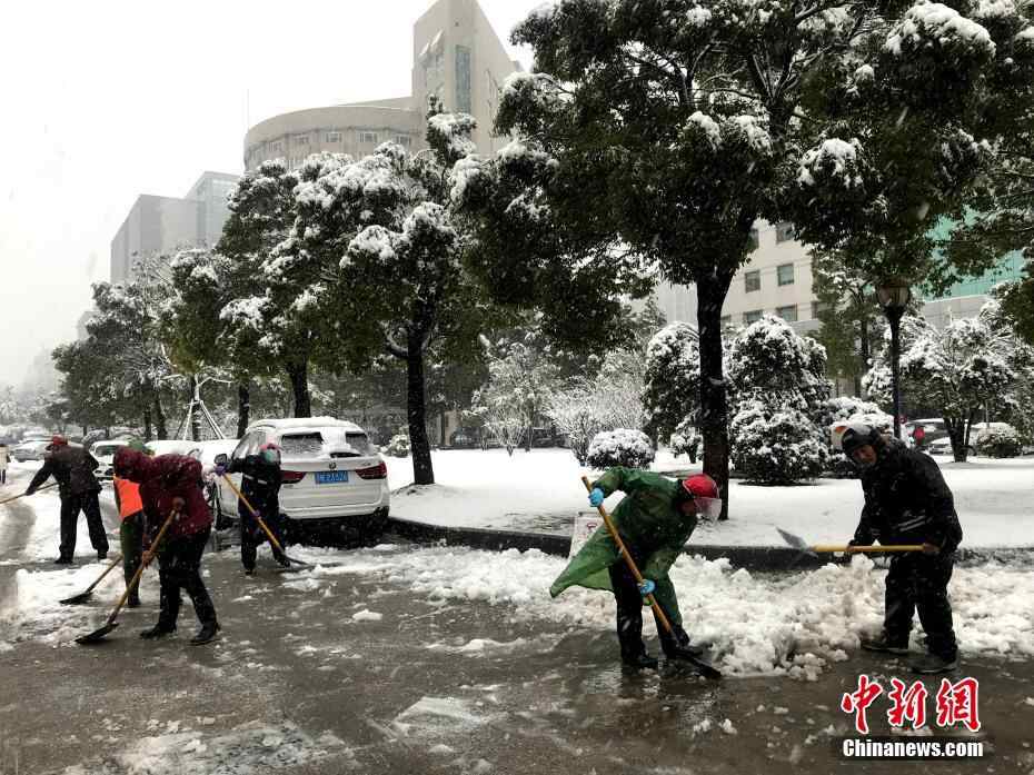 扬州迎来新年首场雪 积雪深度已超10厘米