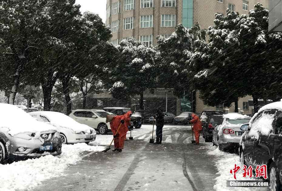 扬州迎来新年首场雪 积雪深度已超10厘米