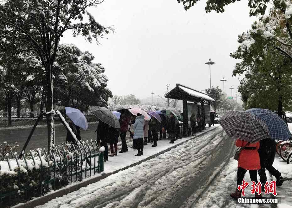 扬州迎来新年首场雪 积雪深度已超10厘米