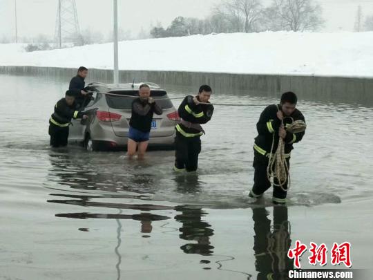 安徽五旬辅警着短裤跳入冰水救出四名被困人员