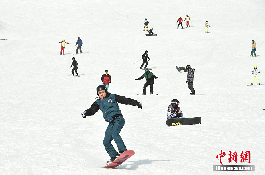 北京丰台启动欢乐冰雪季 民众滑雪场体验欢乐