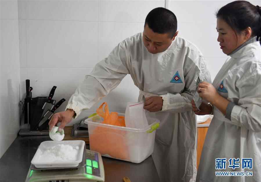 零下15摄氏度 大熊猫这样过冬！