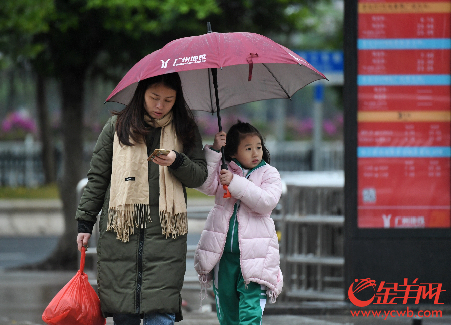 广州低温寒潮来袭 围巾大衣雨伞纷纷“登场亮相”