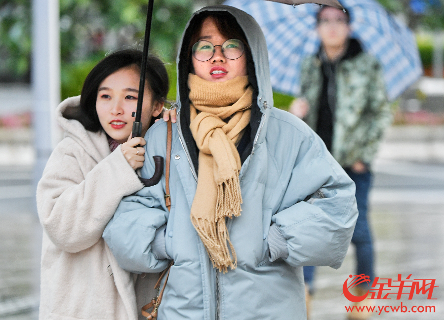 广州低温寒潮来袭 围巾大衣雨伞纷纷“登场亮相”