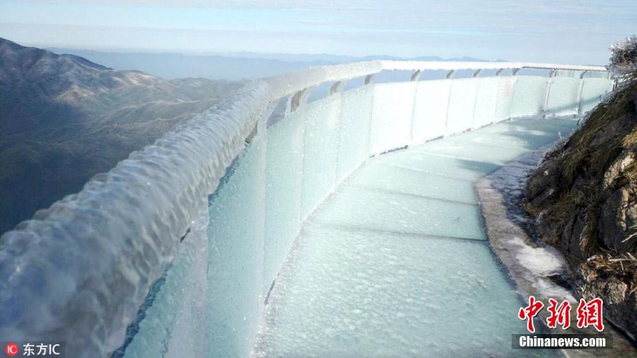 寒潮来袭 广东海拔最高玻璃桥桥面被冰封