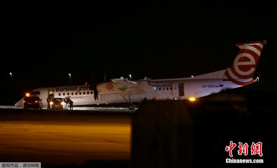 波兰航空一架飞机降落时发生事故 头部着地