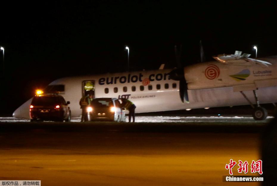 波兰航空一架飞机降落时发生事故 头部着地