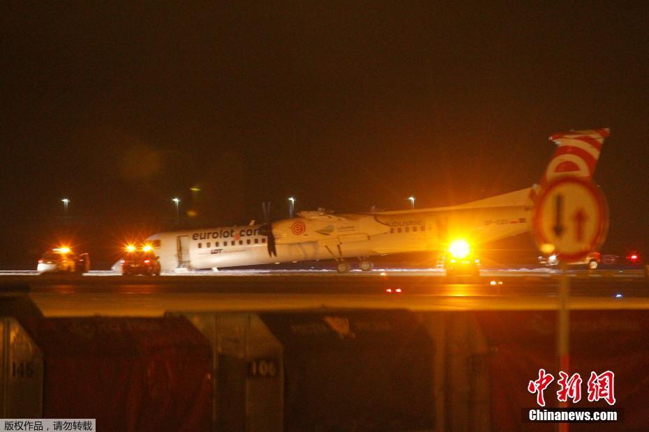 波兰航空一架飞机降落时发生事故 头部着地