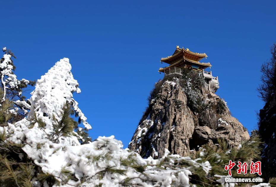 雪后老君山银装素裹 绝壁道观似仙宫