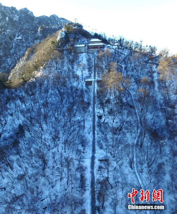 雪后老君山银装素裹 绝壁道观似仙宫