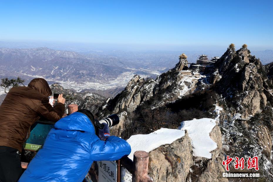 雪后老君山银装素裹 绝壁道观似仙宫