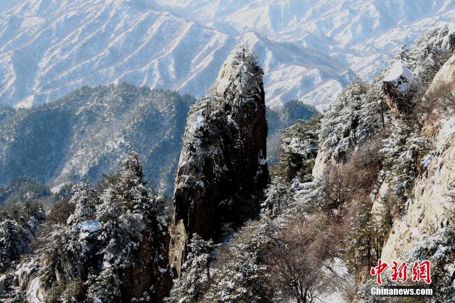 雪后老君山银装素裹 绝壁道观似仙宫