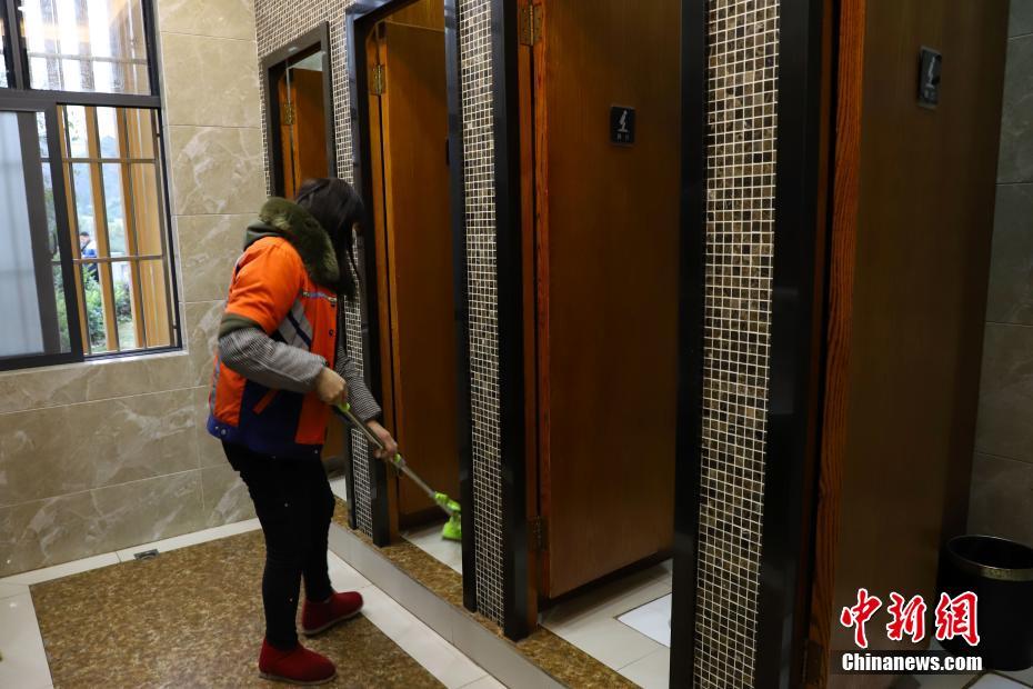 贵州贵阳街头现“新概念公厕” 设备一应俱全