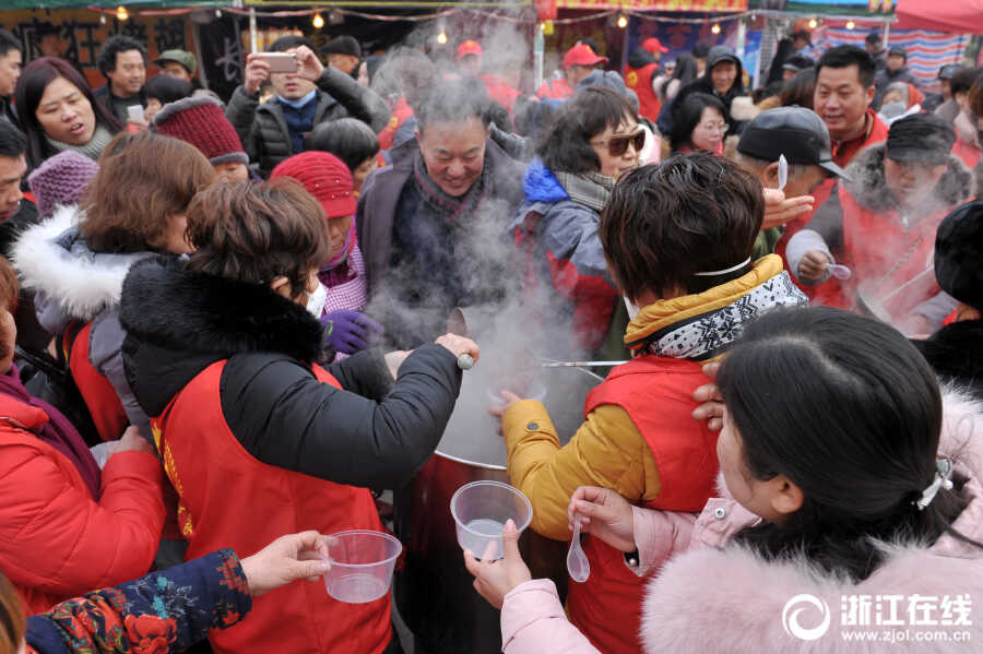 金华乡村集市闹盈盈 年味十足尝美食