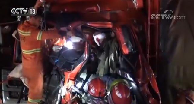 车辆追尾人员被困 危急时刻救援人员轮流举吊瓶营救被困者
