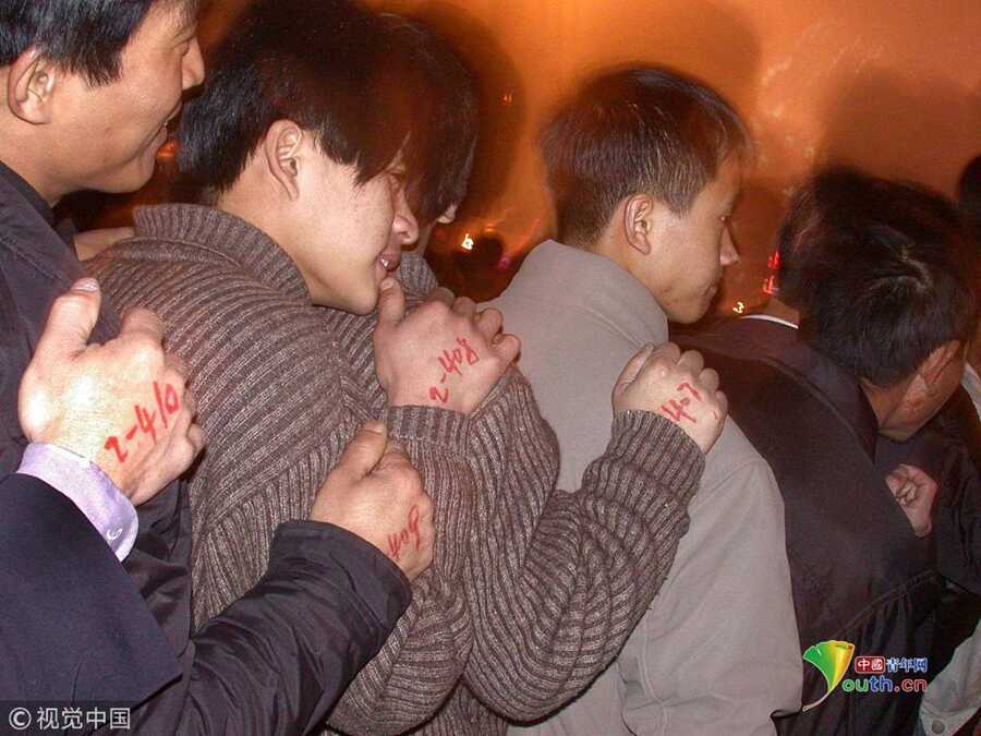 从车站“肉搏”到网络购票 春运抢票方式见证时代变化