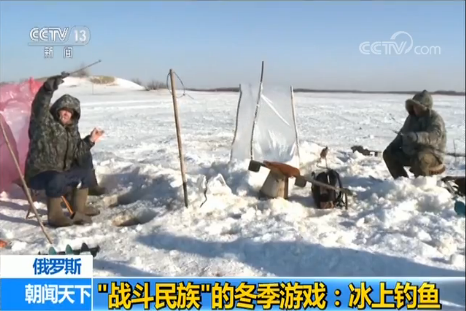 俄罗斯 “战斗民族”的冬季游戏：冰上钓鱼