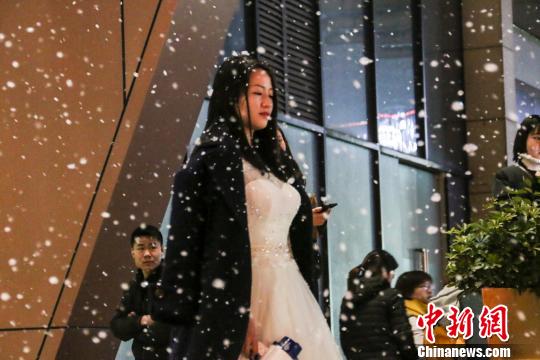 长沙女孩着婚纱造雪向男友求婚成功