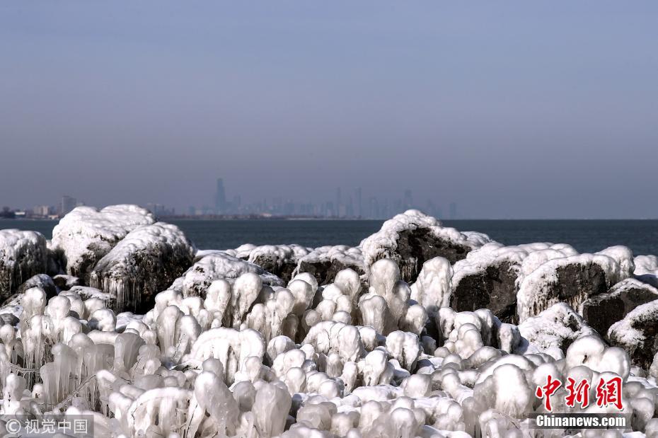 美国芝加哥遭遇极寒天气 海滩冰柱林立唯美浪漫