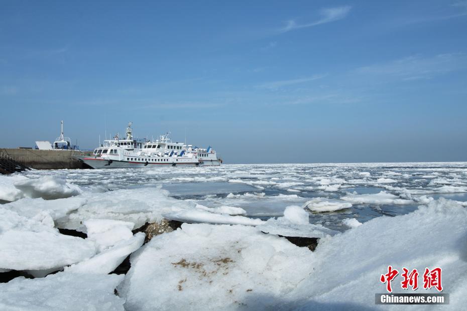 辽宁大连黄海海域出现大面积海冰