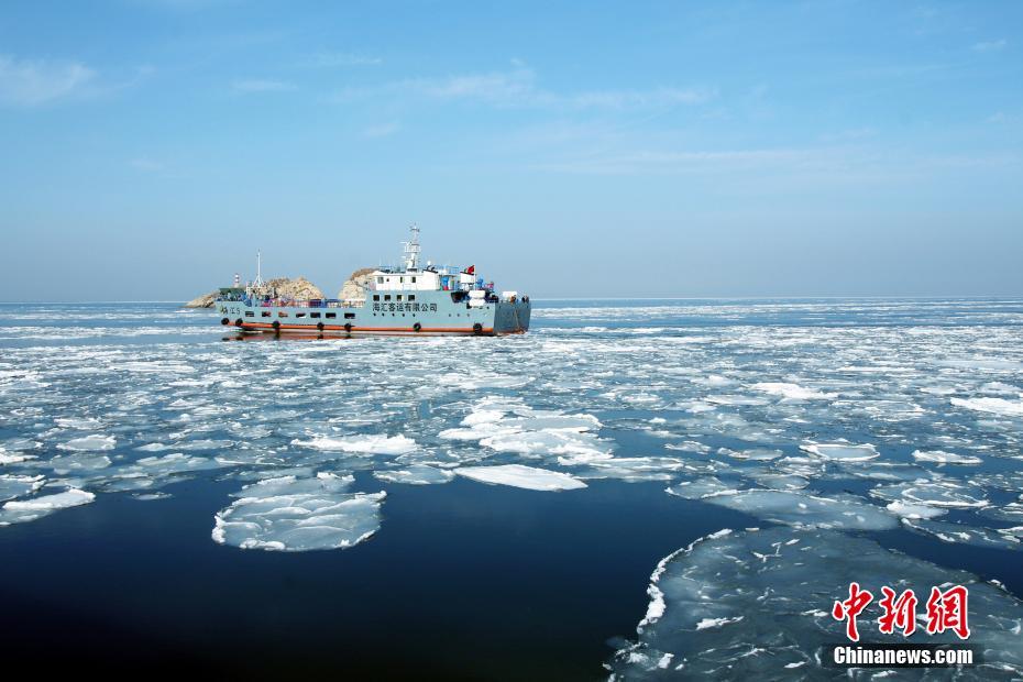 辽宁大连黄海海域出现大面积海冰