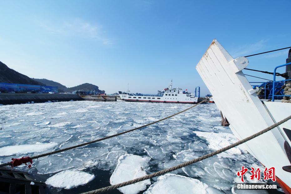 辽宁大连黄海海域出现大面积海冰