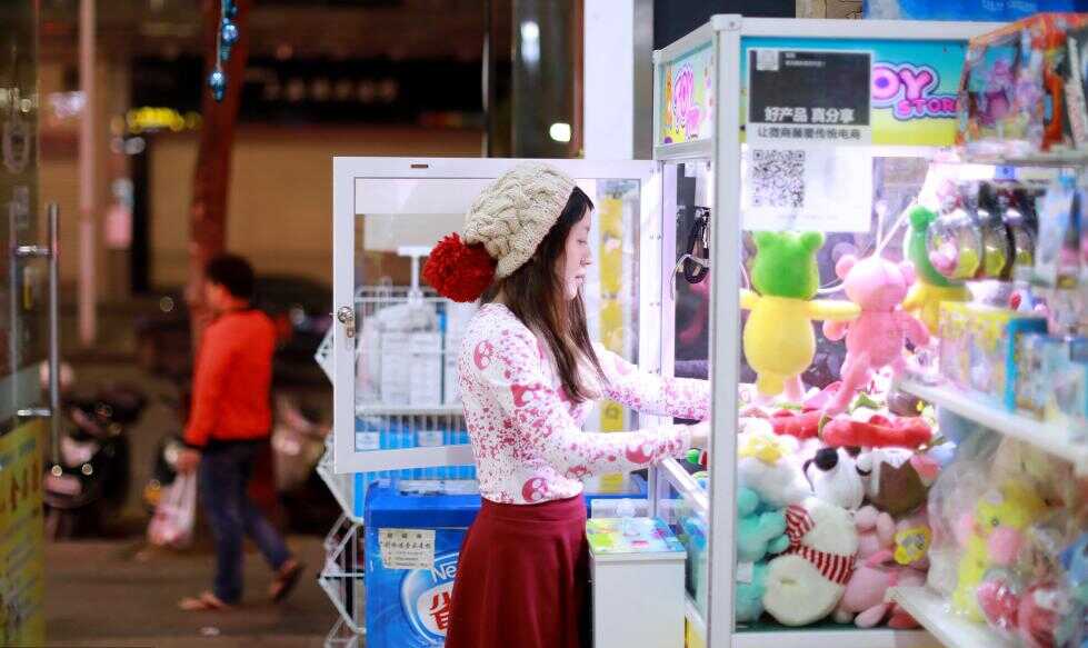 广东清远90后女孩一年花费4万多 抓了近7千个娃娃