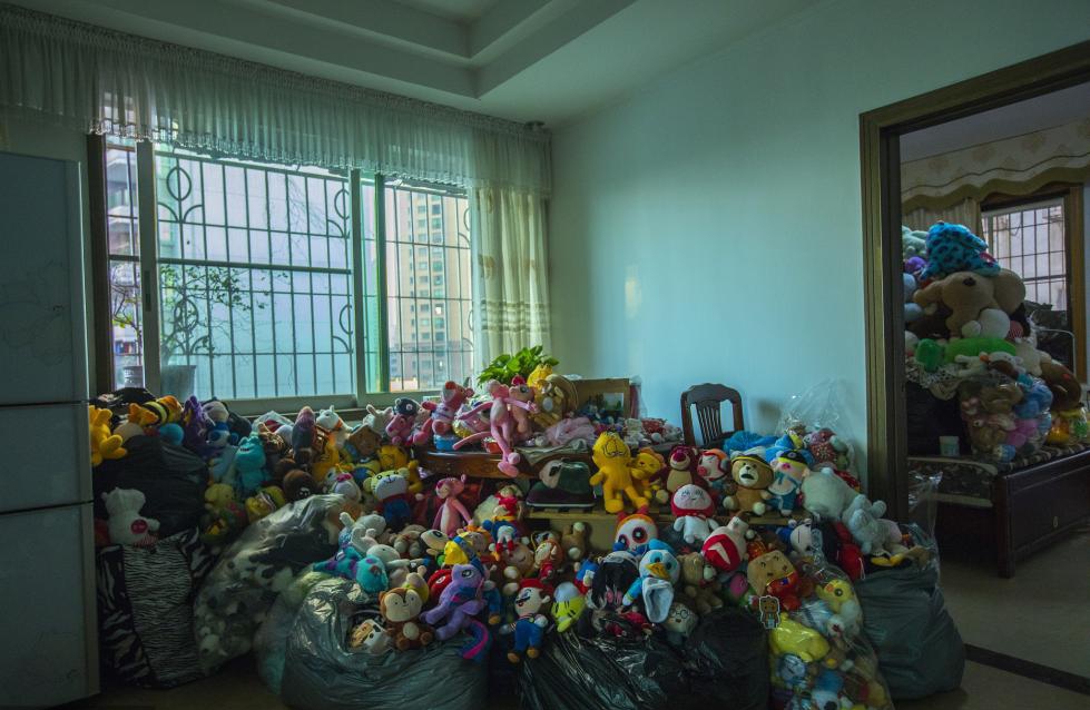 广东清远90后女孩一年花费4万多 抓了近7千个娃娃