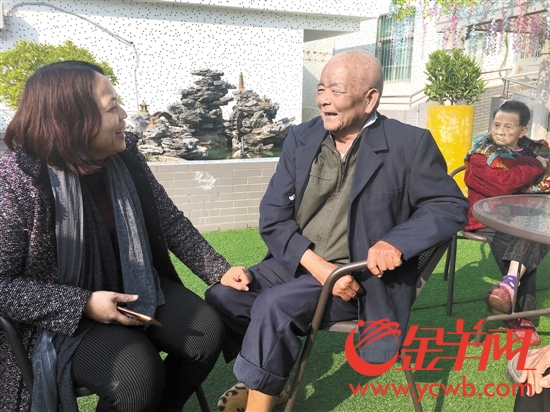 ◀郁南县社会福利中心院长李韵（左）和老人在聊天