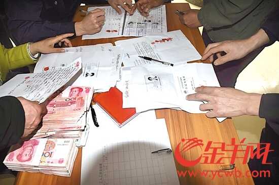 广东警方追回的欠款发放到工人手中 广东警方追回的欠款发放到工人手中