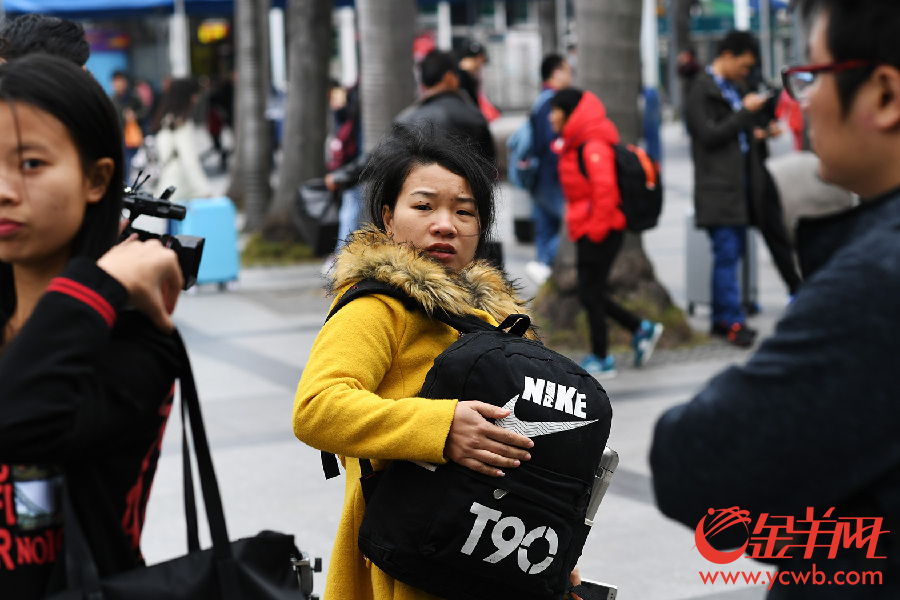 广州气温明显下降 市民的羽绒服终于能派上用场了