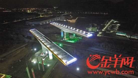 凌晨，英红特大桥跨高铁桥梁转体