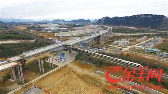 桥梁转体后，一列高铁恰好从下面经过