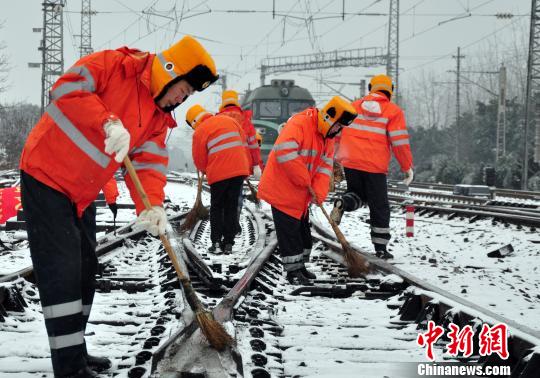 江西九江迎来首场降雪 铁路工人打冰扫雪保安全