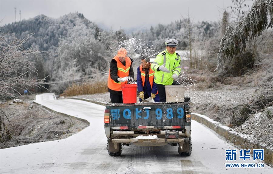 民警雪中守护民众安全