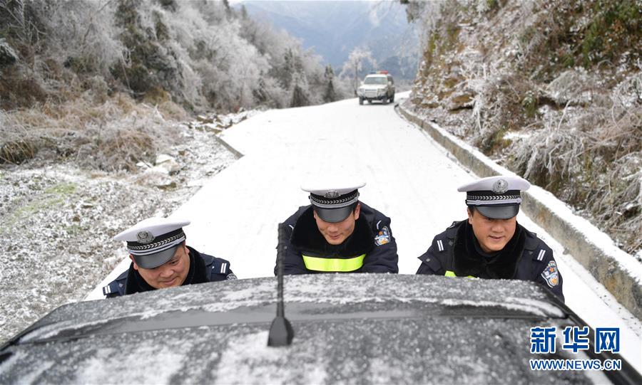 民警雪中守护民众安全