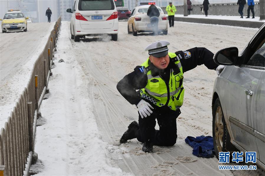 民警雪中守护民众安全