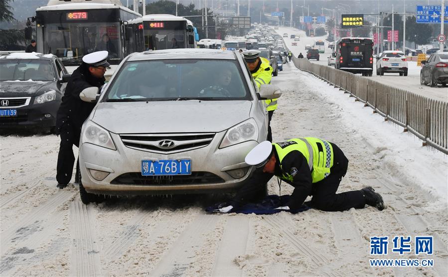 民警雪中守护民众安全