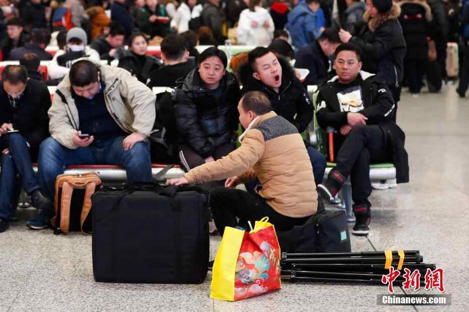 受雨雪天气影响 上海通往北方部分列车晚点或停运