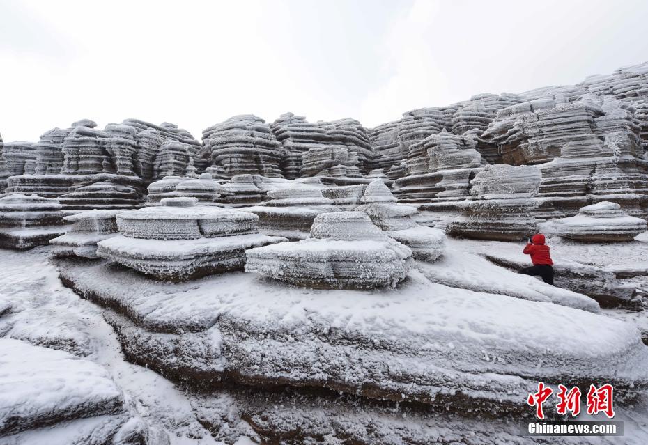 贵州铜仁雪落石林 层层叠叠美景如画