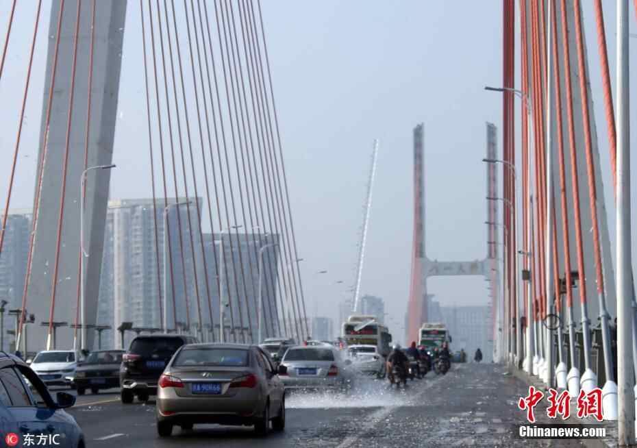 冰锥从天而降 南昌八一大桥上30余车被砸中