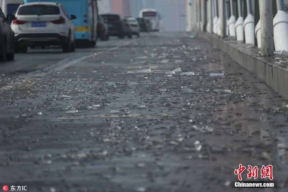 冰锥从天而降 南昌八一大桥上30余车被砸中