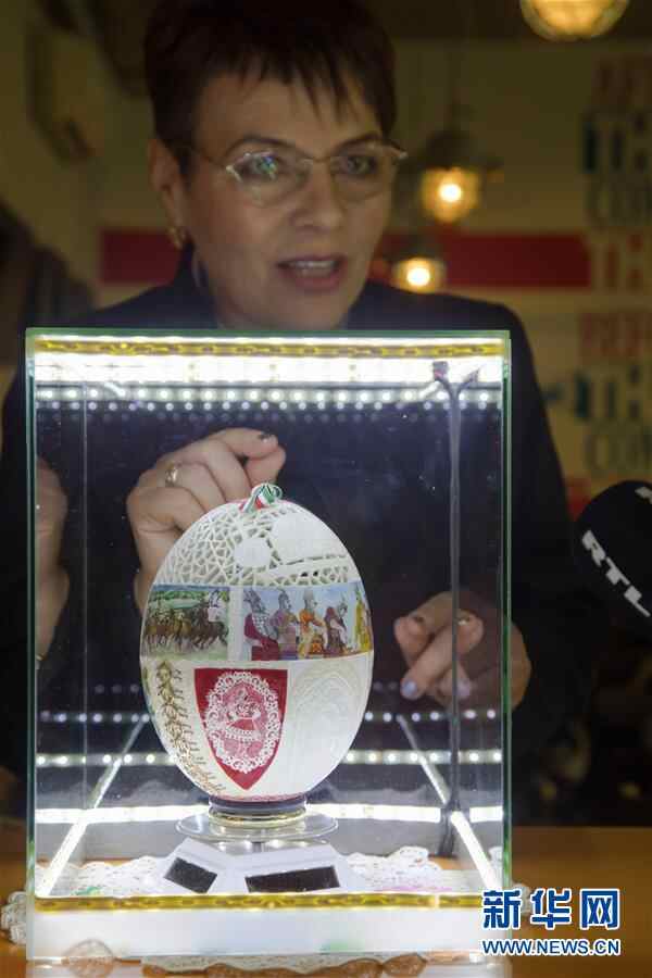 1月30日，在匈牙利首都布达佩斯，匈牙利著名民间手工艺家日格妮·高迪展示她制作的巨型彩蛋。