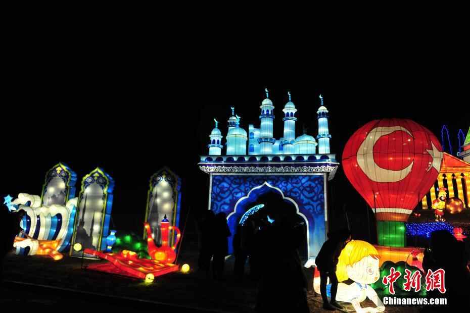 “东北第一”彩灯展开幕 连绵5.5公里让你看个够