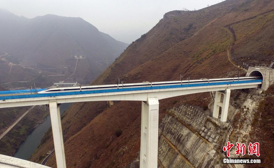 航拍世界最大跨度钢筋混凝土拱桥